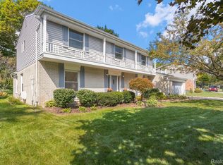 29585 Fox Grove Rd, Farmington Hills, MI 48334