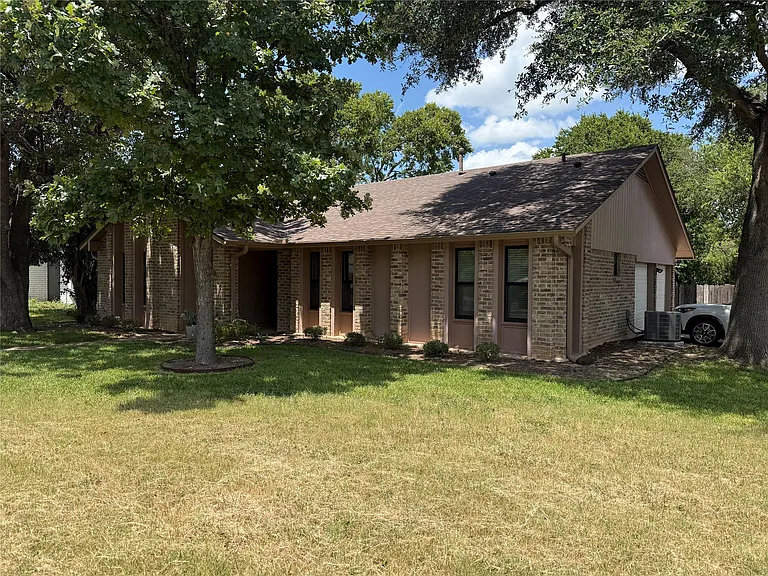 1010 Speer Ln — Photo 2