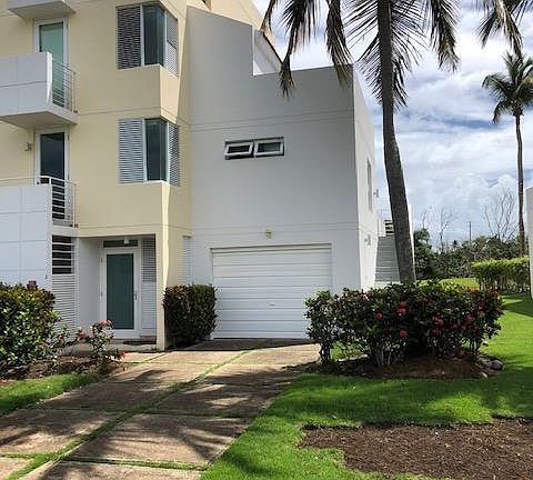 4 Bedrooms, 4.5 bathrooms, closet, family & living room, kitchen, 3 terraces and a greenbelt/golf/lake backyard. Garage, and 5 parking.