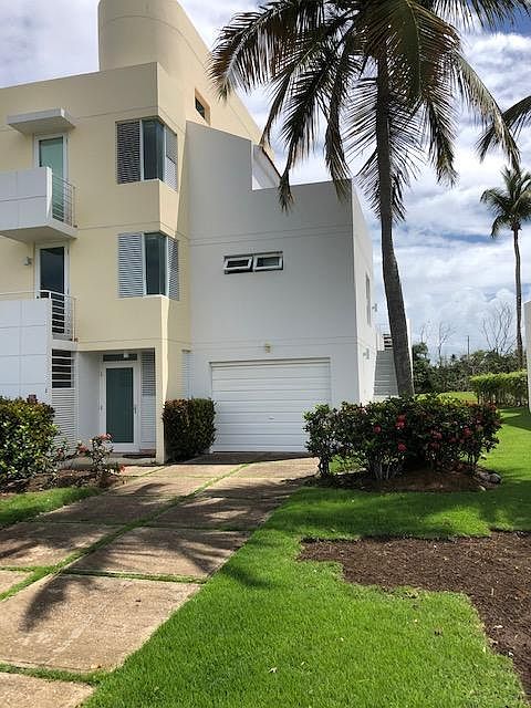 4 Bedrooms, 4.5 bathrooms, closet, family & living room, kitchen, 3 terraces and a greenbelt/golf/lake backyard. Garage, and 5 parking.