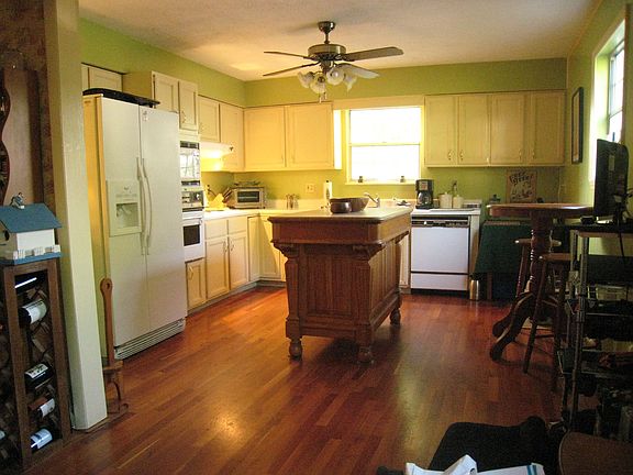 LARGE KITCHEN