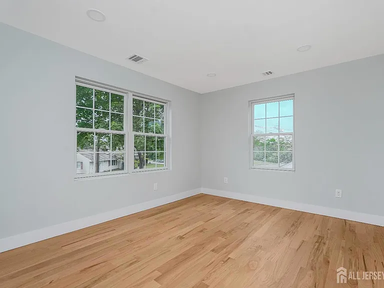 2810 Beatty St — Photo 9