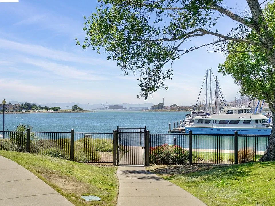 167 Shoreline Ct