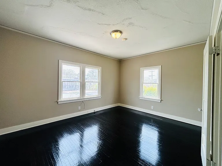 Sycamore Apartments — Photo 8