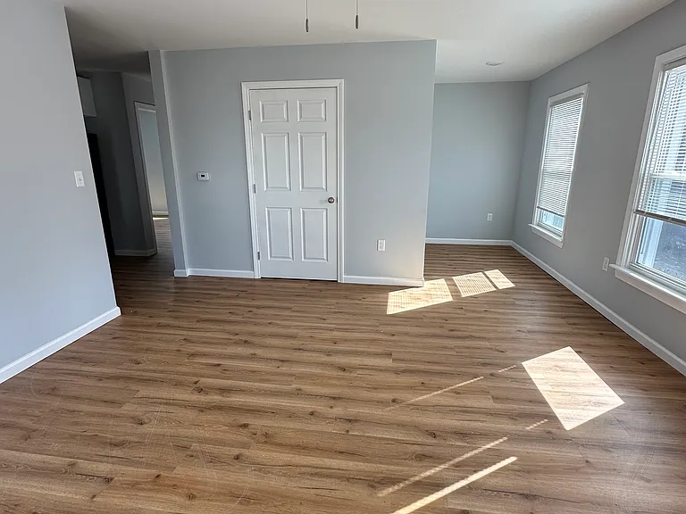 78-80 82 84 Burnside Ave #B — Photo 14