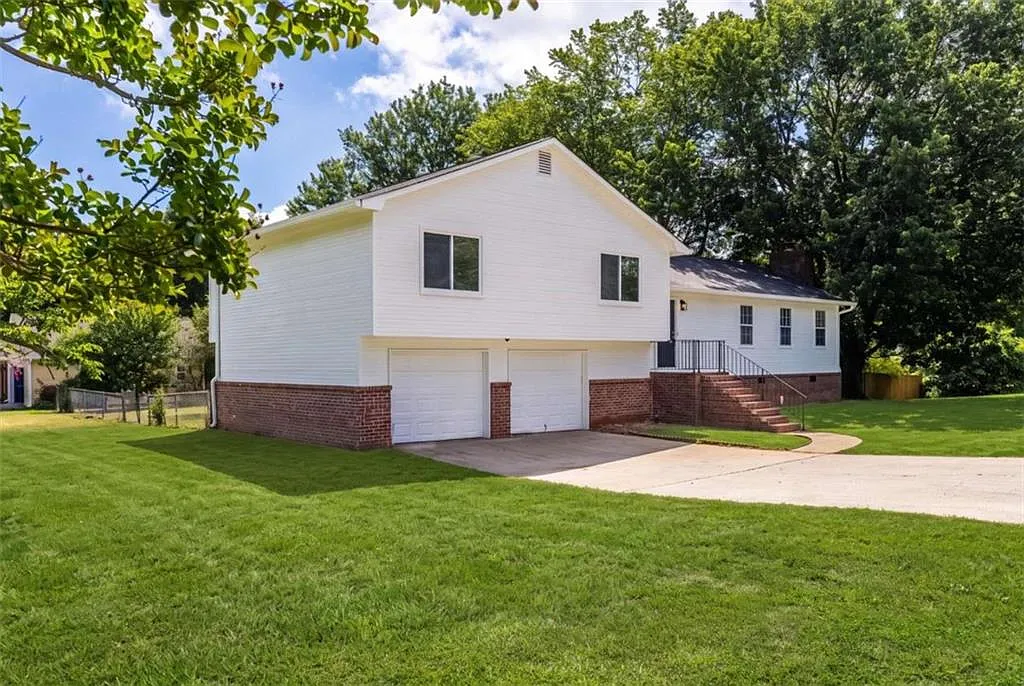 3 bed, 2.5 bath, 2096 sqft, $2,550 — Photo 3