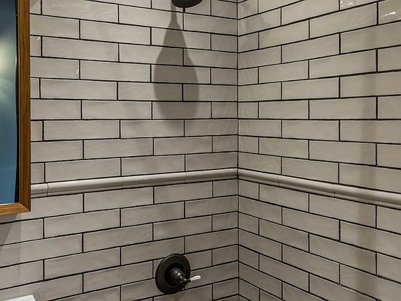 5th image of 194 Montrose Ave APT 2L