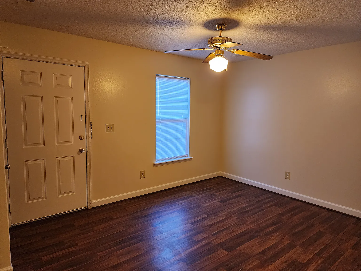 2 bed, 1000 sqft, $2,300 — Photo 2