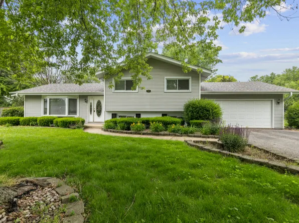 28W166 Hillview Dr, Naperville, IL 60564