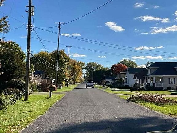 Exterior Neighborhood (street photo)