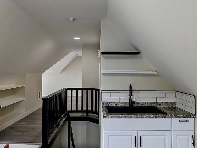 330 Roosevelt Ave — Photo 16
