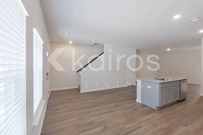 3 bed, 2.5 bath, 1300 sqft, $1,549 — Photo 3