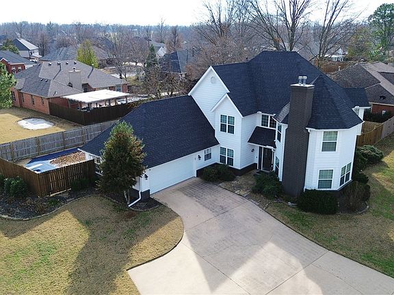 2nd image of 2 Oak Ridge Ln