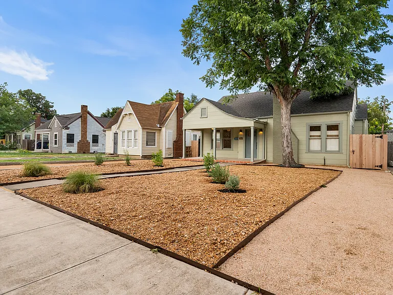 1914 W Magnolia Ave — Photo 2
