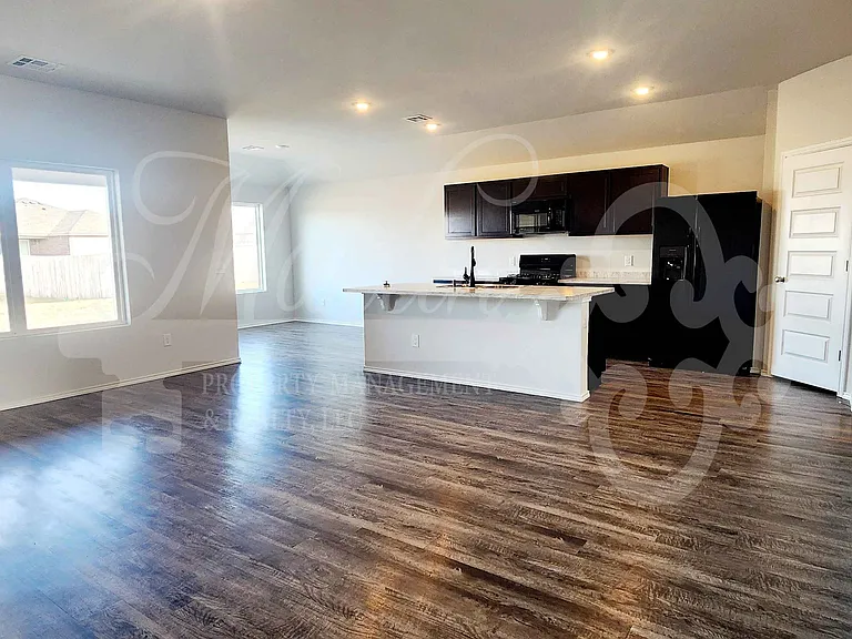 1410 Ellie Ct — Photo 3