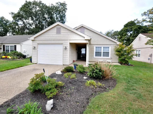 41 New Castle Dr, Southampton, NJ 08088