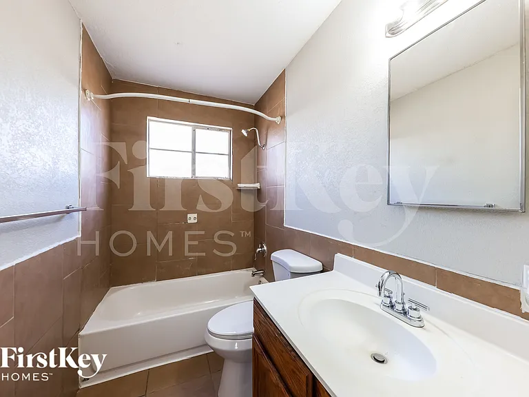 5702 N 19th Dr — Photo 10