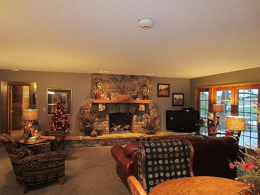 4th image of 4233 Yew Ave