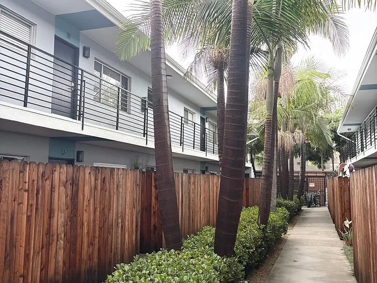 2727 Abbot Kinney Apartments, Venice CA — Photo 20