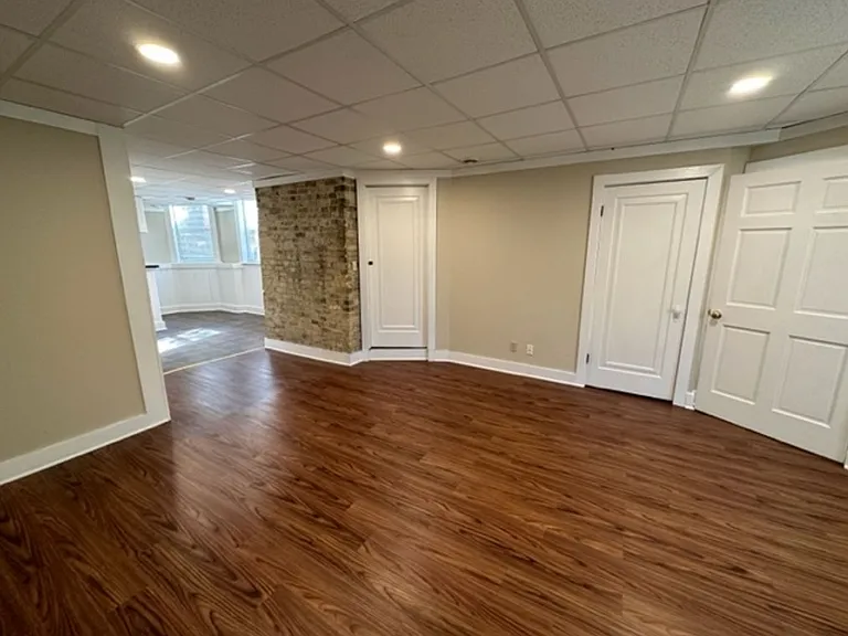 $1795 3 BA, 1 BA Lower Flat with Central Air - Close to UWM - 2500 N Bartlett — Photo 4