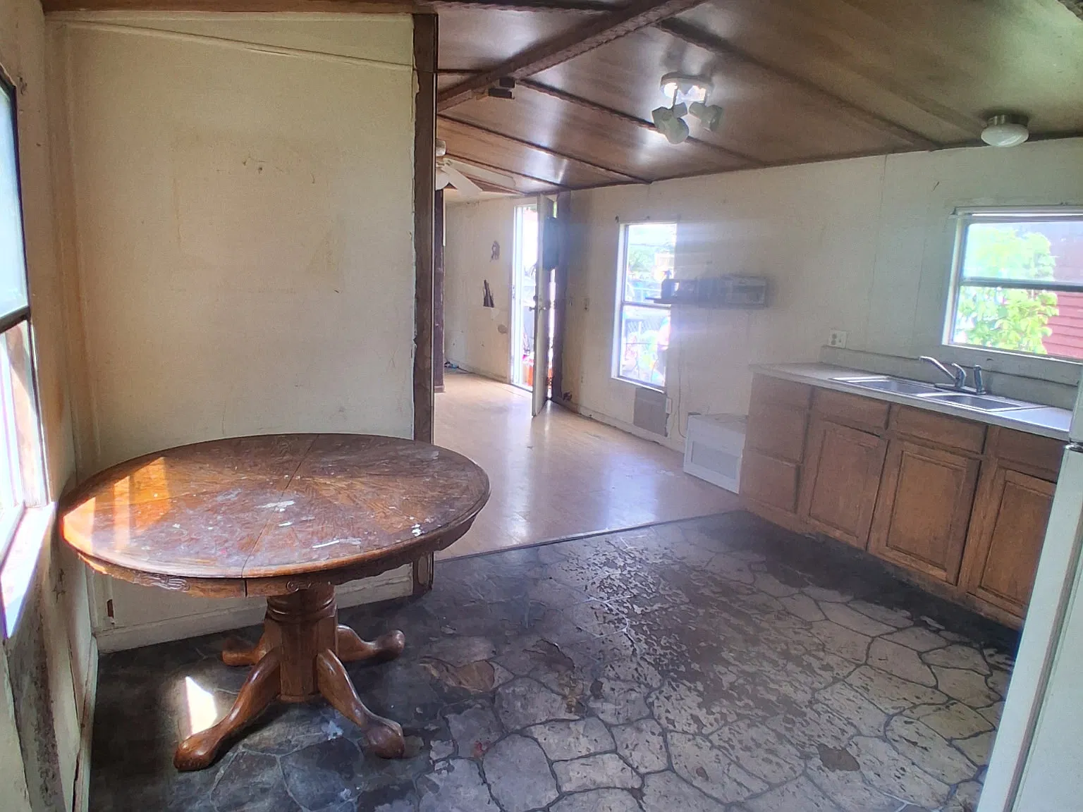 3 bed, 700 sqft, $590 — Photo 3