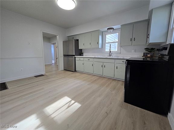 5th image of 26 Bouquet Ave