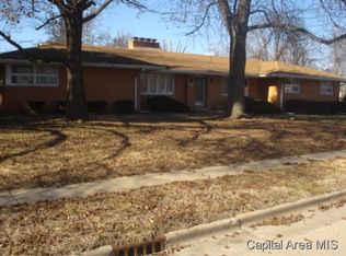 925 N 7th St, Riverton, IL 62561