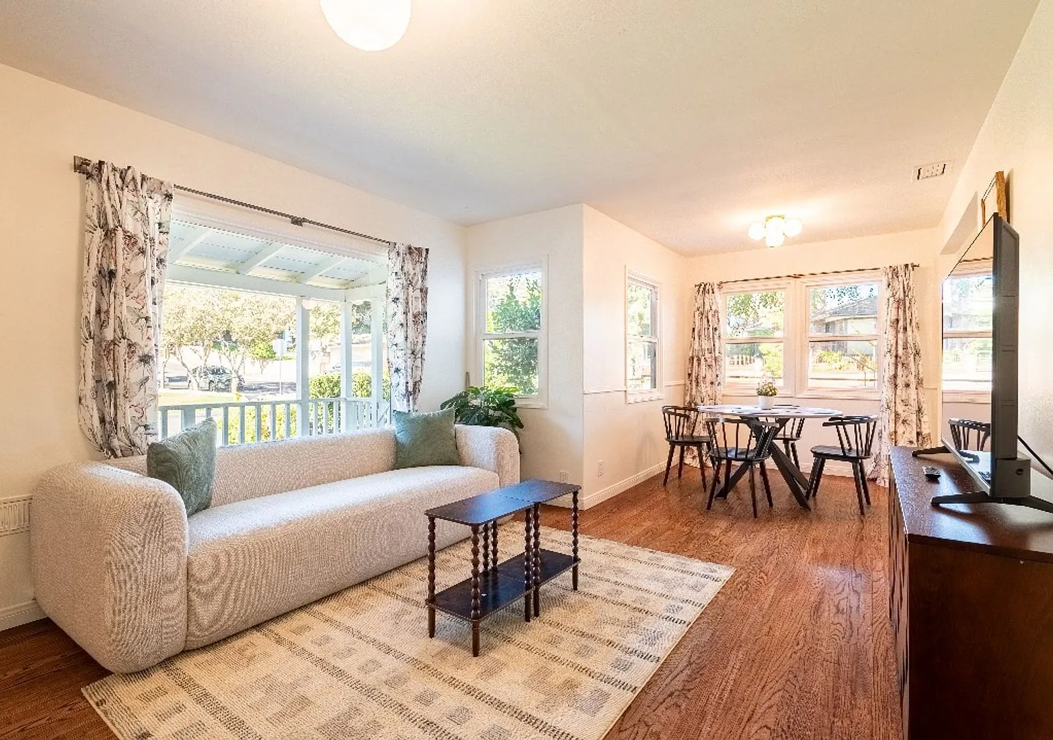 Charming Bungalow with King Size Bed — Photo 2