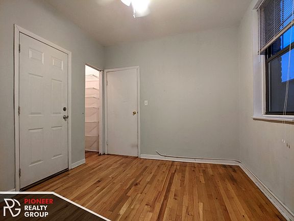3rd image of 654 W Cornelia Ave #65815