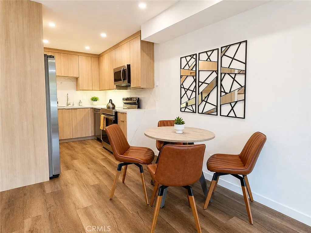 2 bed, 2.5 bath, 1400 sqft, $4,450 — Photo 3