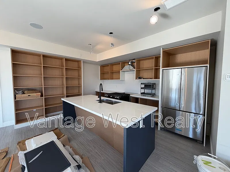 4 bed, 2.5 bath, 2570 sqft, $3,975 — Photo 4