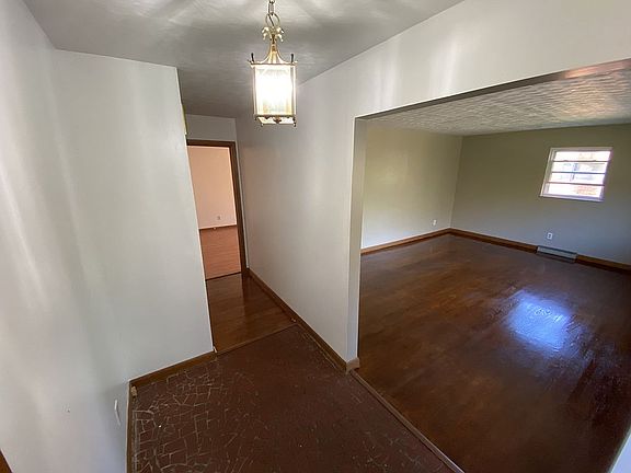 3rd image of 802 Country Club Dr