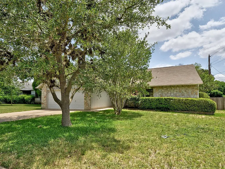6307 Smith Oak Trl — Photo 2