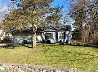 3897 Queensbury Rd, Orion, MI 48359