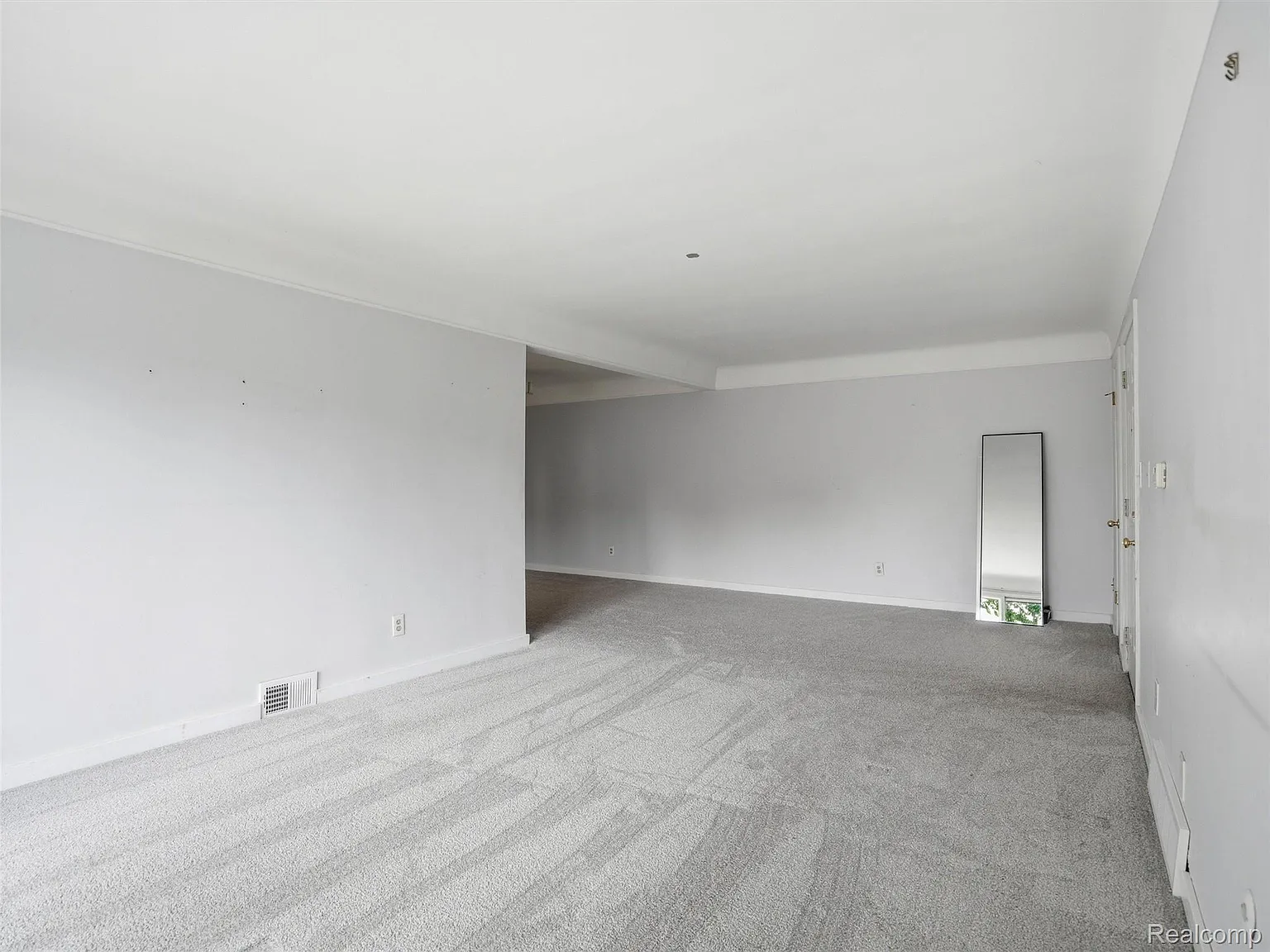2 bed, 1.5 bath, 1946 sqft, $1,600 — Photo 4