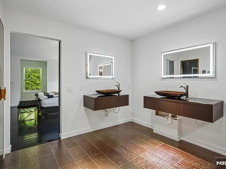 2B Paris Ave — Photo 15