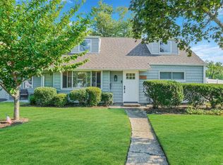 806 Wyngate Dr E, Valley Stream, NY 11580