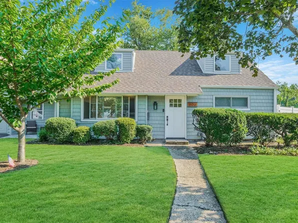 806 Wyngate Drive E, Valley Stream, NY 11580