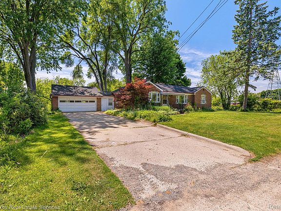 3rd image of 4800 Chicago Rd