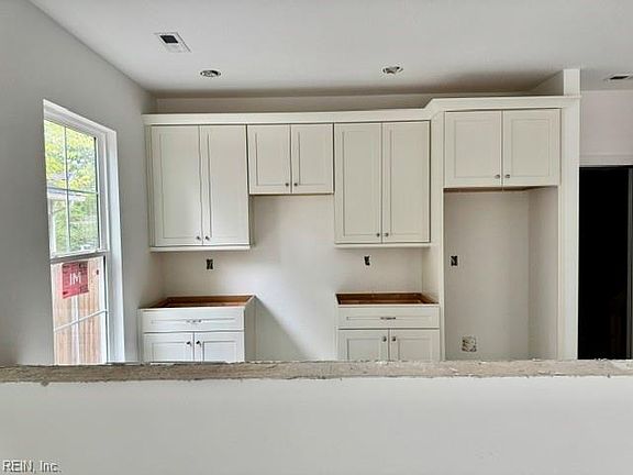 3rd image of 813 Mullen Rd