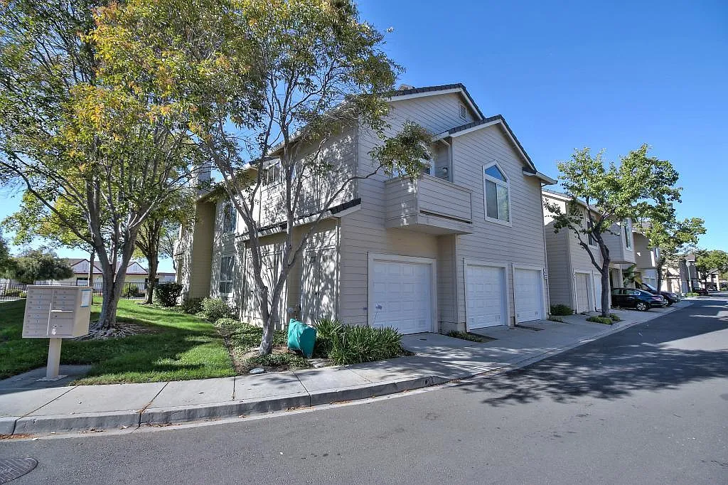 2 bed, 970 sqft, $3,250 — Photo 1