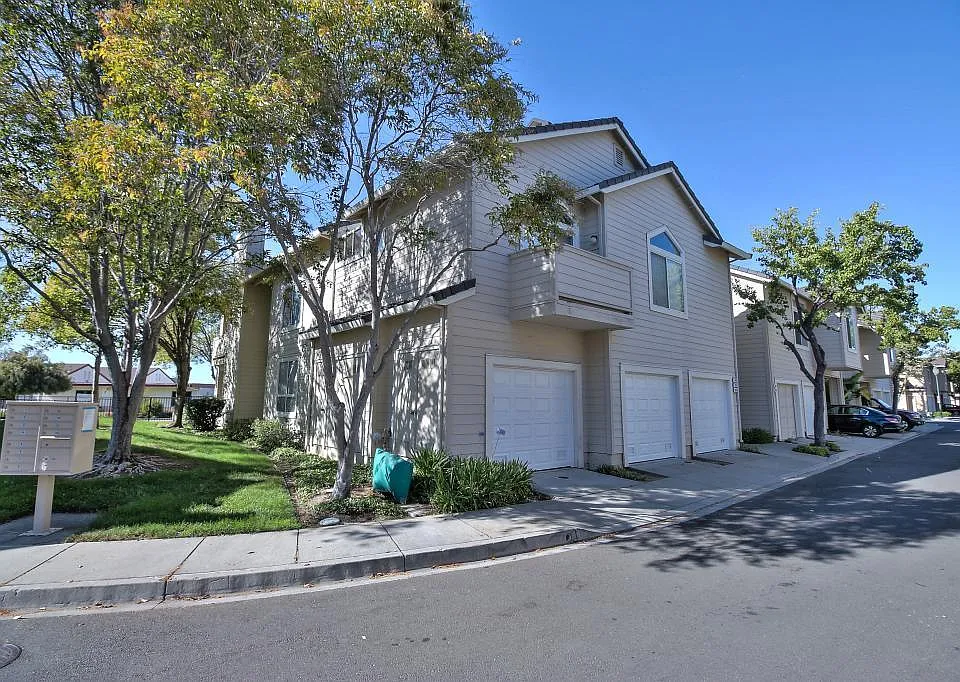 5241 Fairbanks Cmn
