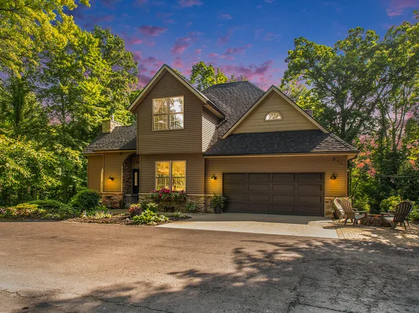 735 Oak Crest Ln, Benton Harbor, MI 49022