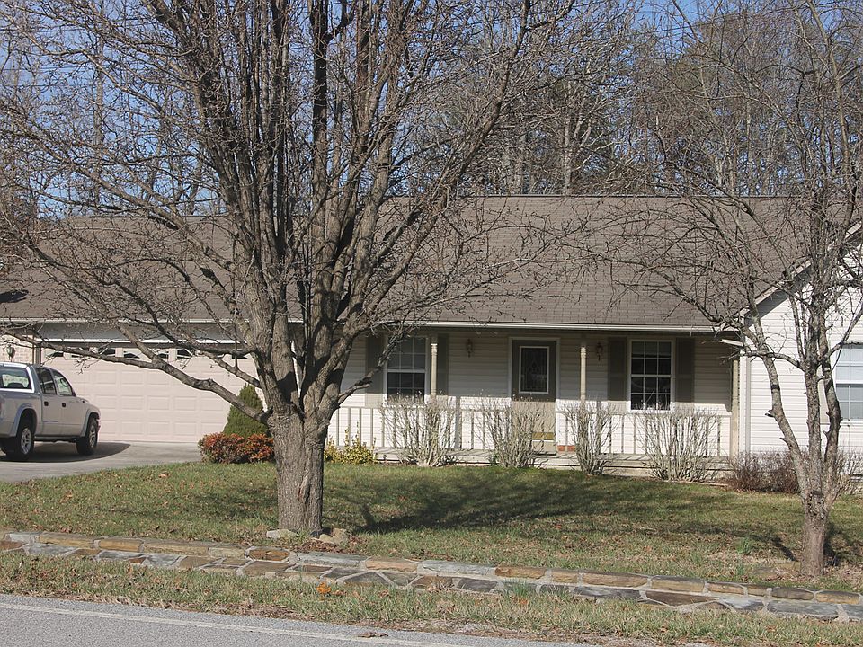 1st image of 334 Carriage Dr