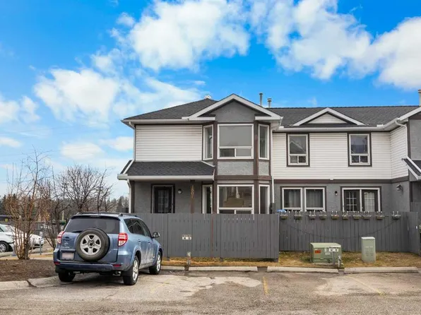 1801 E Signal Hill Grn SW, Calgary, AB T3H 2Y4