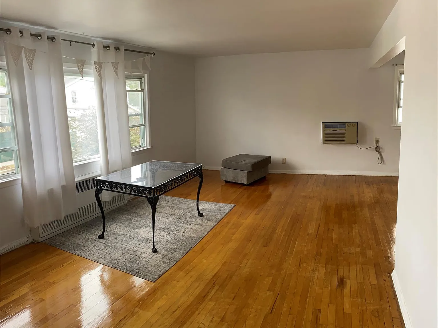 3 bed, 1.0 bath, 1100 sqft, $3,200 — Photo 1
