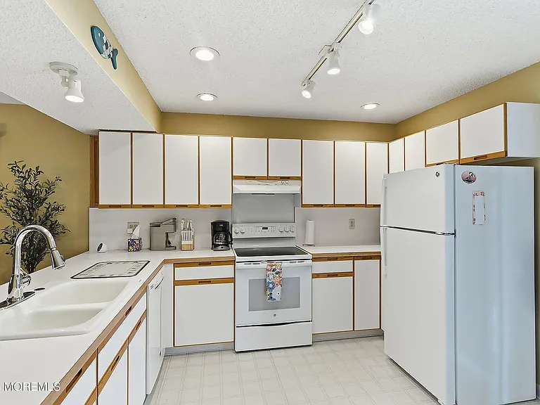 21 Brown Ave #1 — Photo 7