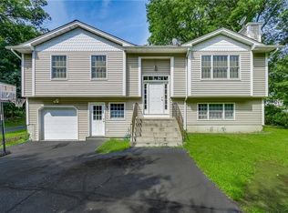 4 Heather Ln, West Nyack, NY 10994