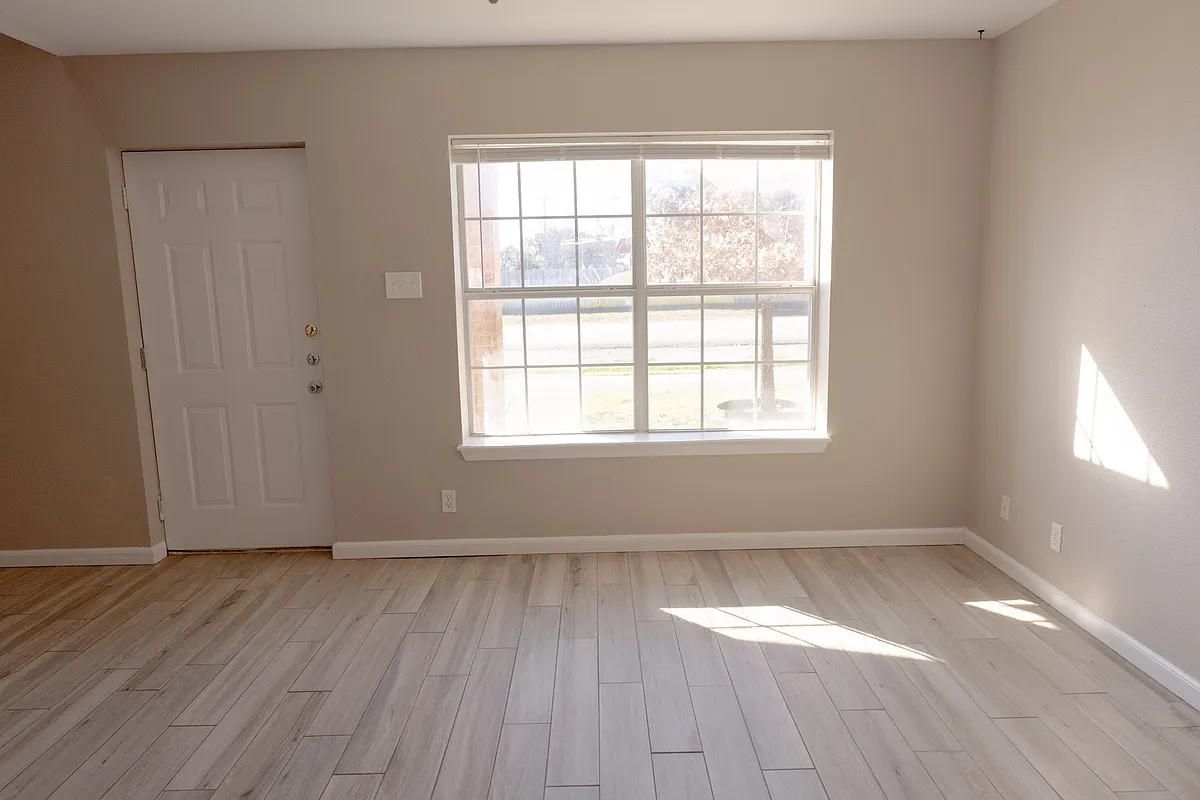 Building Photo - 300 Veterans Dr #C