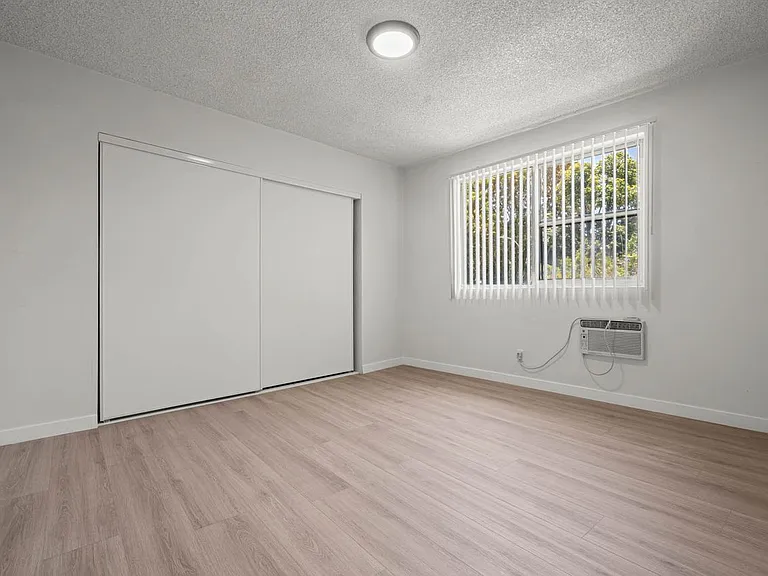 3907 Roxanne Ave #6 — Photo 17